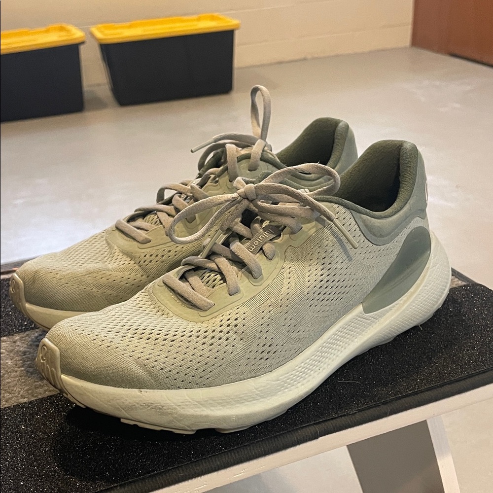 Lululemon women’s beyondfeel running shoe